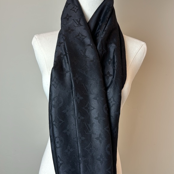 Louis Vuitton Monogram Shawl, Black. - Picture 3 of 8